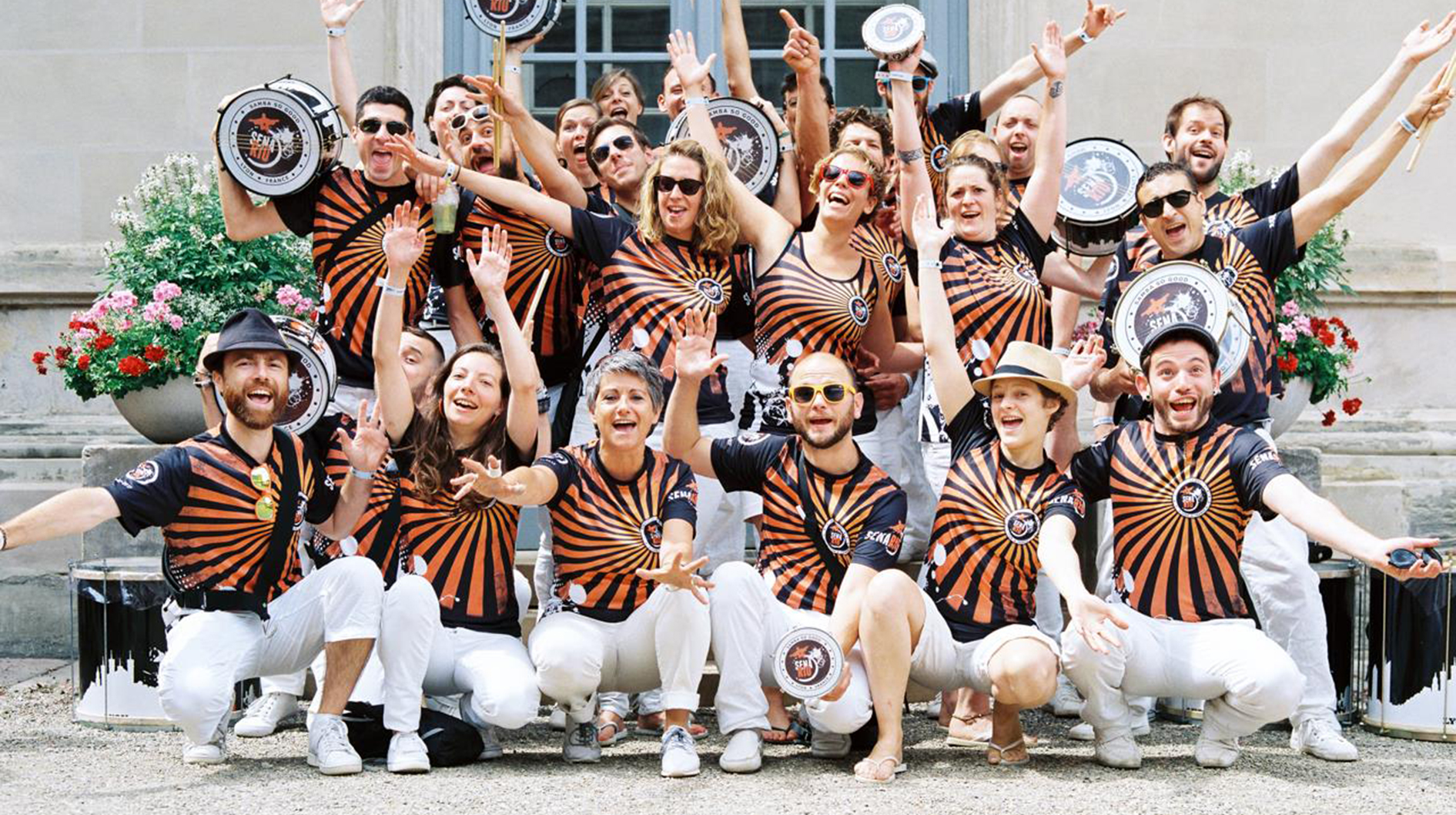 Les percussionistes de l'association Sénario de Villeurbanne assis, tenant leurs instruments