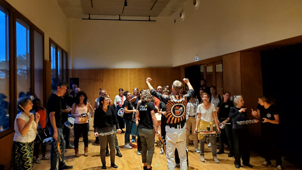 Cours de batucada à la salle de la Rayonne, par Sénario