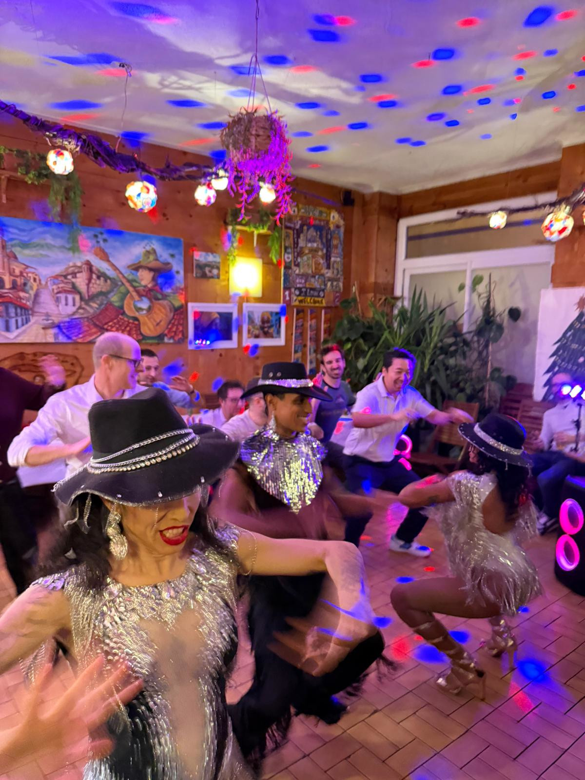 Animation samba pour CE avec des costumes noir et doré avec des franges et un borsalino