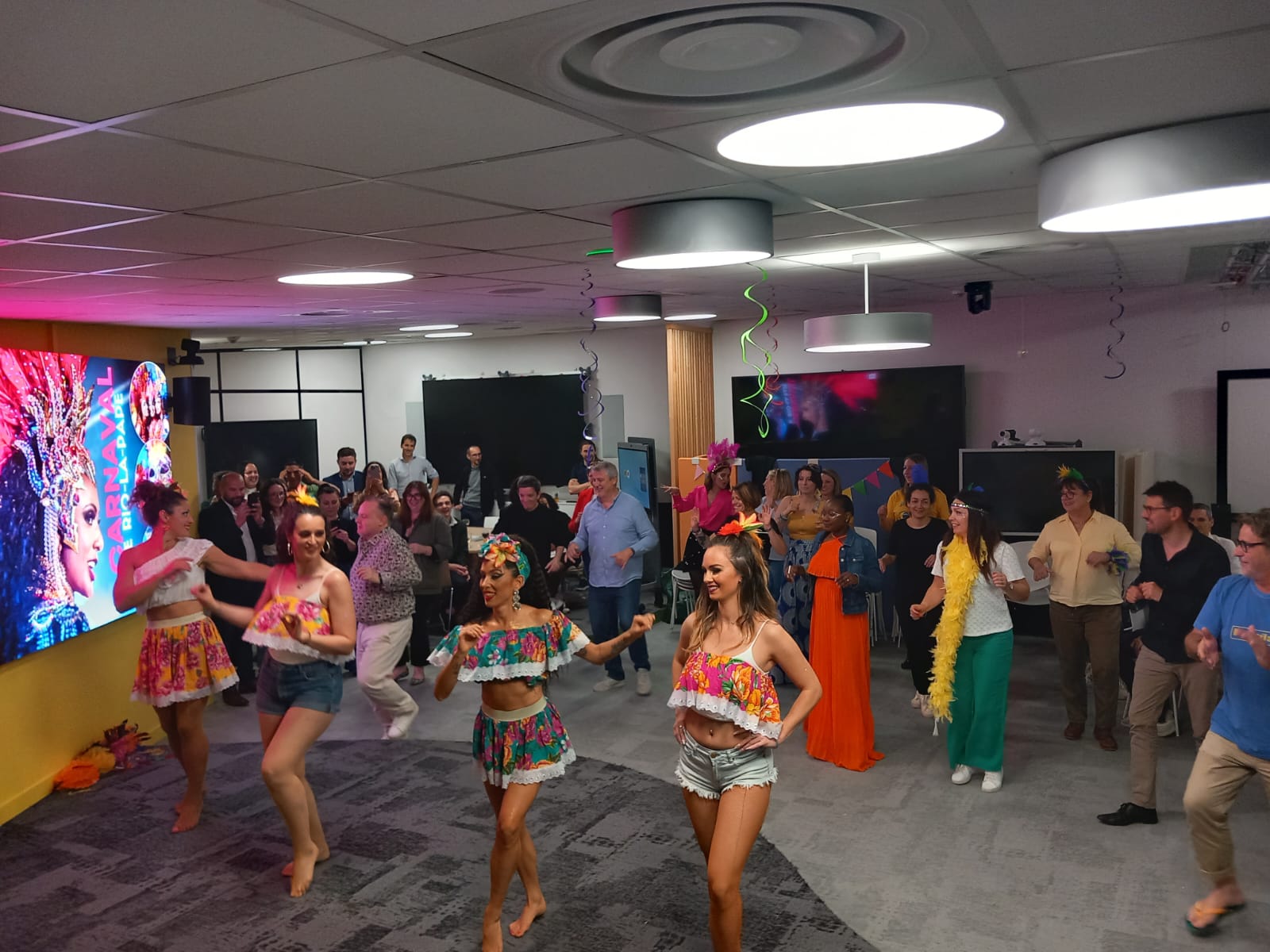 Animation samba en tenue à fleurs pour faire danser les invités