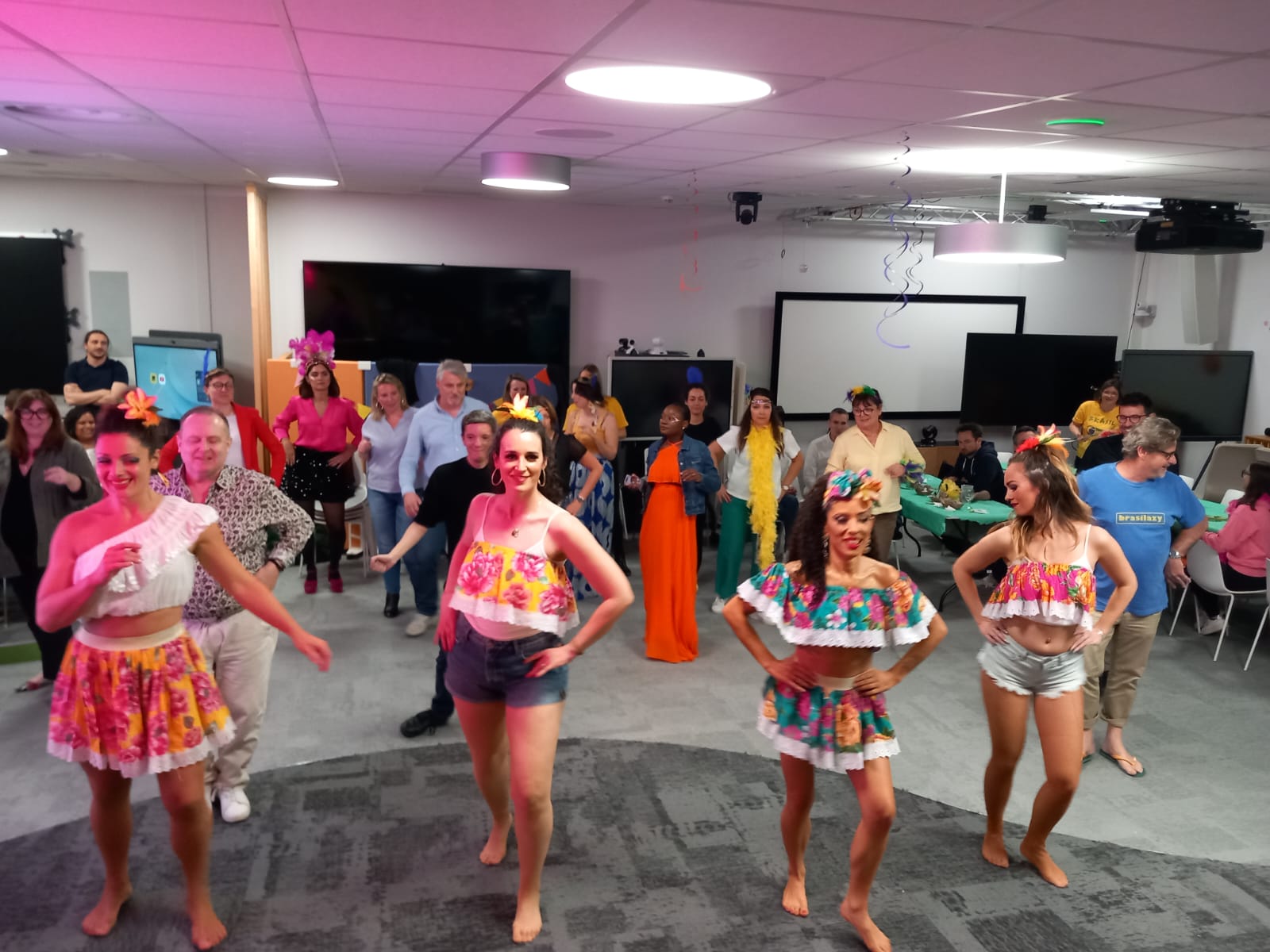 Les 4 danseuses de samba montrent les pas pour faire danser les invités