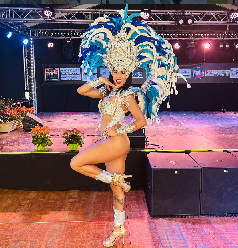 Fernanda Costa, danseuse brésilienne en costume de samba à strass