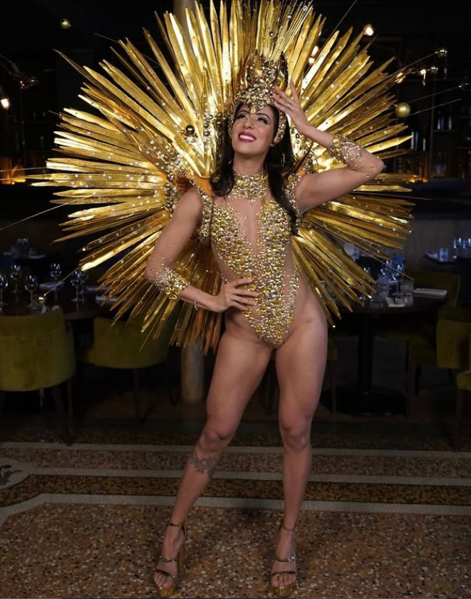 Fernanda Costa, danseuse brésilienne en costume doré